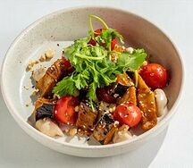 Хрустящие баклажаны с томатами в азиатской заправке