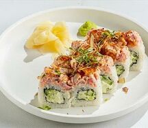 Ролл с пряным тунцом и кремом гуакамоле