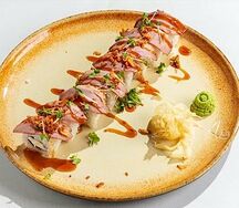 Ролл с копченым беконом из утки