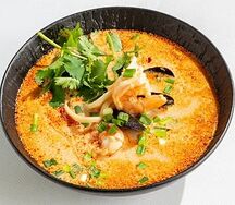 Острый суп с домашней лапшой и морепродуктами