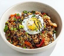 Наси - горенг. Жареный рис с овощами, копчёной курицей и креветками