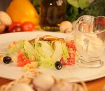 Салат Цезарь с курицей
