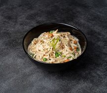 Удон с курицей в сливочном соусе