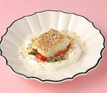 Жареная треска с томатами конфи с ореховой дуккой