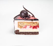 Кусочек торта Клубника и сыр