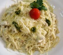 Паста с курицей и соусом песто