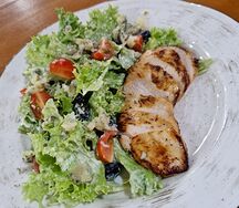 Салат с куриной грудкой Баффало