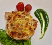 Фаршированная курочка с овощами с соусом песто