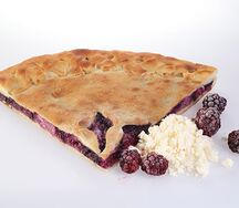 Осетинский пирог с творогом и ежевикой