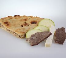 Осетинский пирог с говядиной, кабачками и сыром