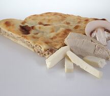 Осетинский пирог с индейкой, грибами и сыром