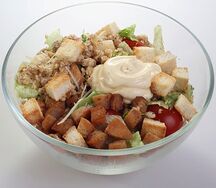 Салат Цезарь с курицей