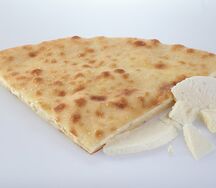 Осетинский пирог с сыром, картофелем, грибами, курицей и луком