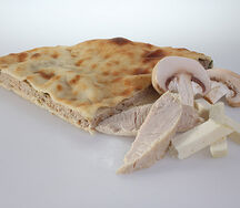 Пирог с сыром, картофелем, грибами, курицей и луком