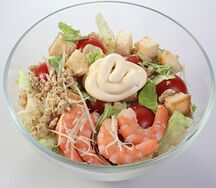Салат Цезарь с креветками