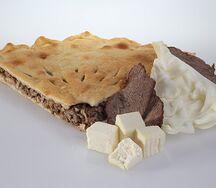Осетинский пирог с говядиной, капустой и сыром