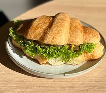 Круассан с ветчиной и сыром