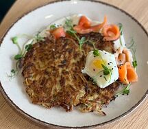 Драники с рыбкой и яйцом пашот