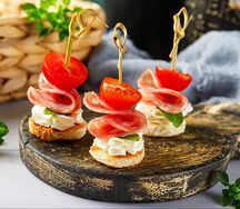 Канапе с сальчичоном и черри