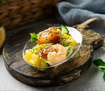 Салат с креветками и ананасом в веррине