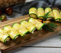 Рулетики из цукини с сырным муссом