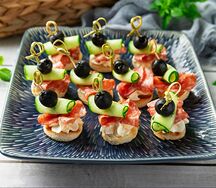 Канапе с салями и маслиной