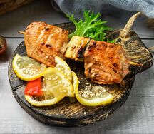 Мини-шашлычки из лосося