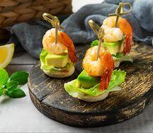 Канапе с креветкой, авокадо и хрустящим айсбергом