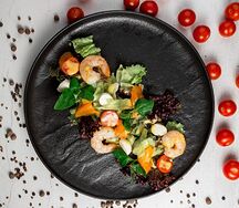 Салат с манго и креветками