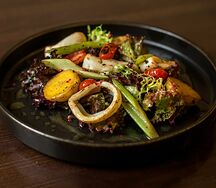 Салат с кальмарами и овощами