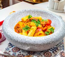 Паста Ригатони с говяжьими щечками