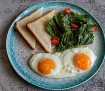 Глазунья с салатом