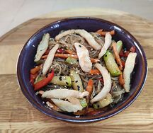 Фунчоза с курицей и беконом
