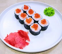 Новогодний маки с лососем