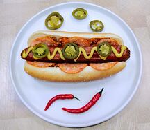Острый пестрый хот-дог