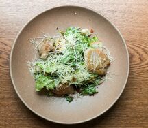 Салат Цезарь с куриным бедром гриль