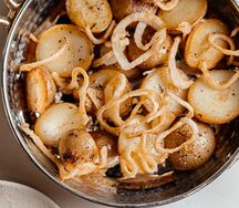 Картофель беби с чесноком и травами