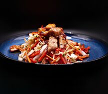 Салат с курицей в кисло-сладком соусе