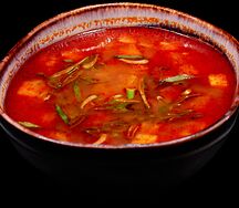 Красный азиатский суп с курицей