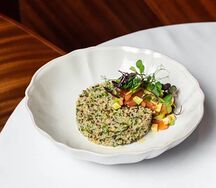 Киноа-салат, авокадо и орегано 