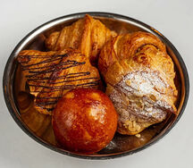 Круассаны Pino и булка с изюмом 