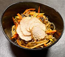 Лапша терияки с куриным филе и овощами