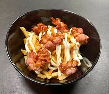 Картофель с чесночным соусом и беконом