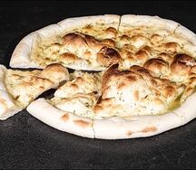 Фокачча с кунжутом и чесноком