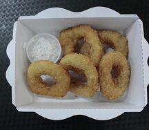 Кольца кальмара с соусом тартар