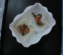  Тартар из морской форели на рисовых чипсах