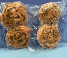 Улитка из форели с травами и розовым перцем