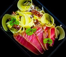 Феттуччине со стейком тунца, каперсами и вялеными томатами