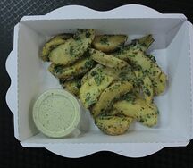 Картофельные дольки с чесночным тартаром и кетчупом 