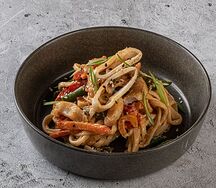 Вок кальмар-окунь с соусом кари-лайм